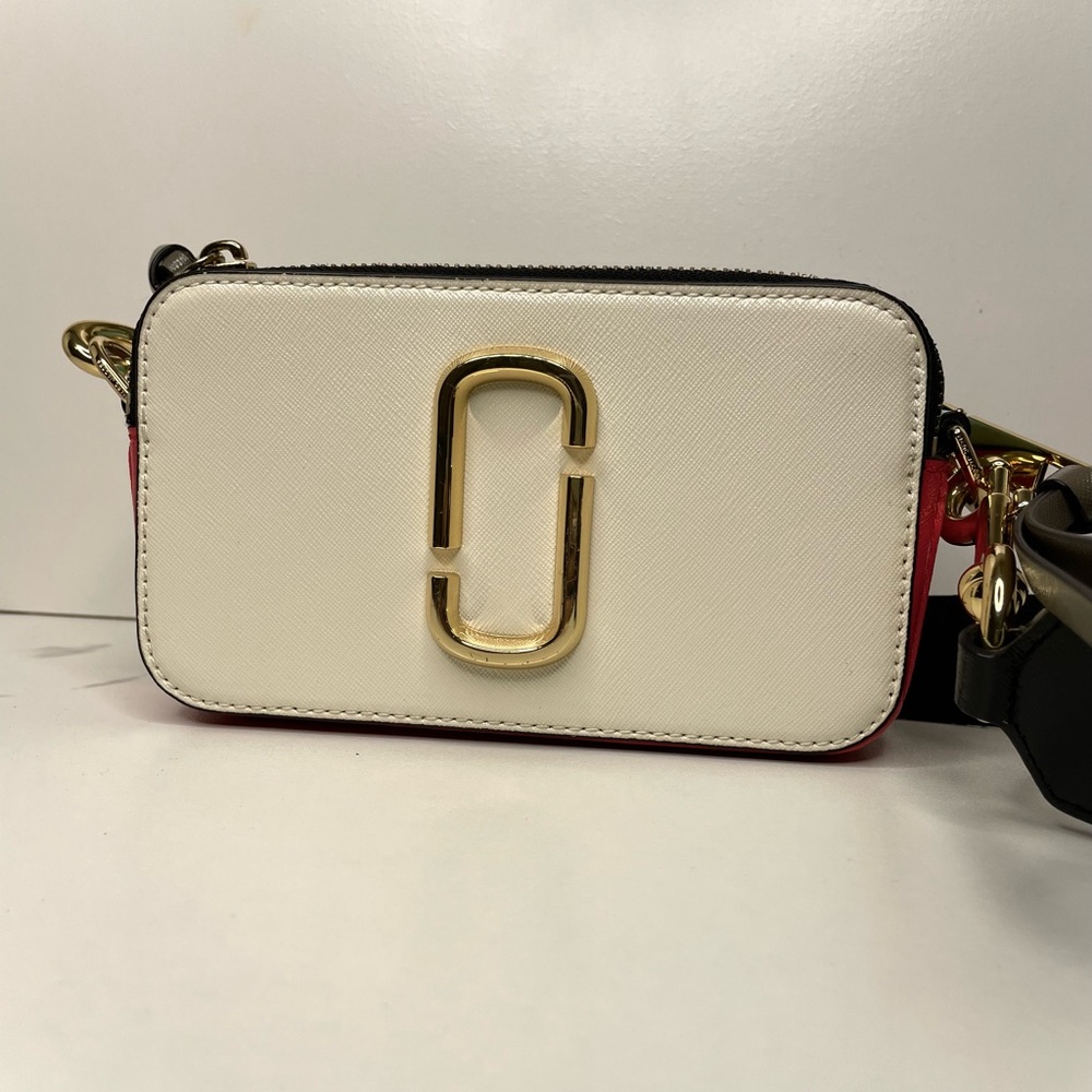 MARC JACOBS
Saffiano Small Snapshot Camera Bag Porcelain Multi